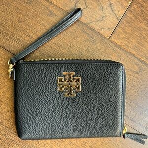 Tory Butch Pebbled NWOT Black leather wristlet clutch large gold logo
